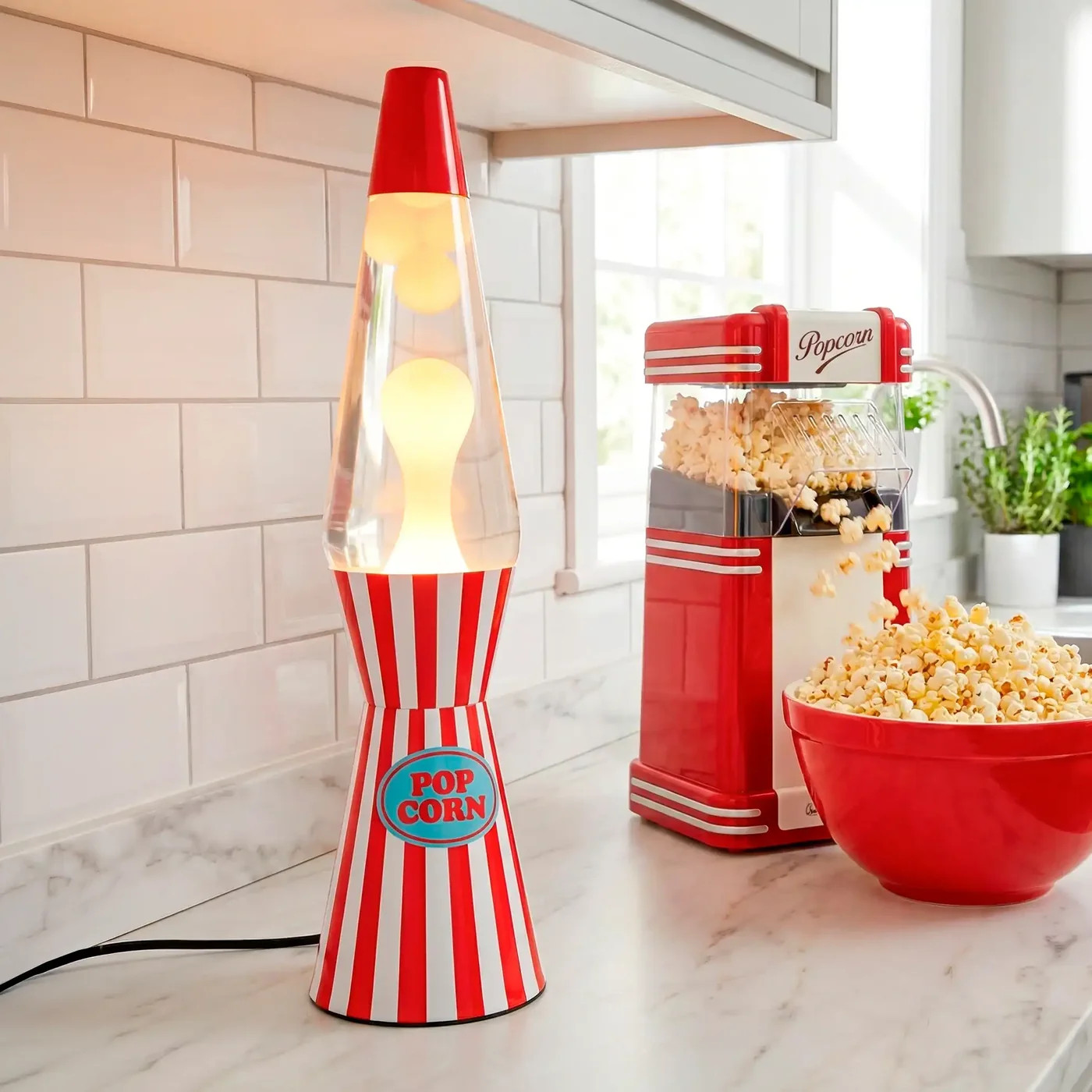 Fisura Design Lavalamp Popcorn naast een popcornmachine. 
